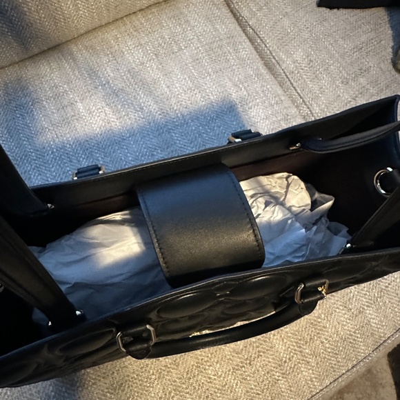 Maggie Tote Bag In Signature Leather - Picture 7 of 7